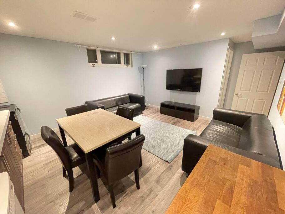 Lovely 2 Bedroom Basement Apartment In Toronto Exteriér fotografie